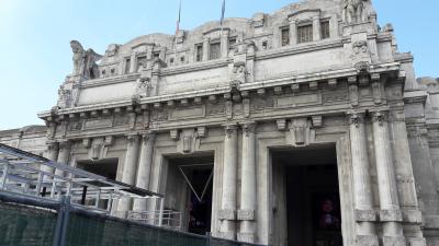 vor dem Bahnhof Milano Centrale